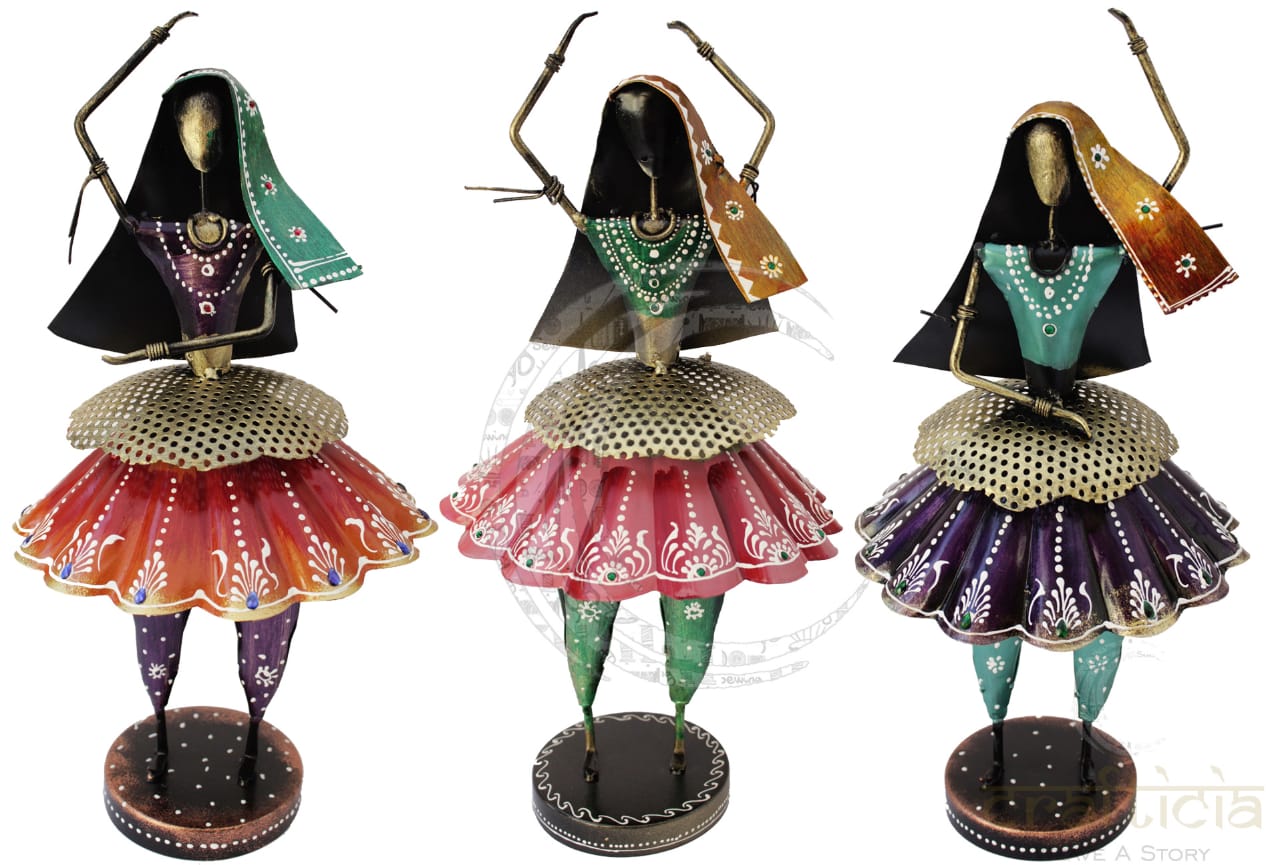 Standing kalbeliya dolls